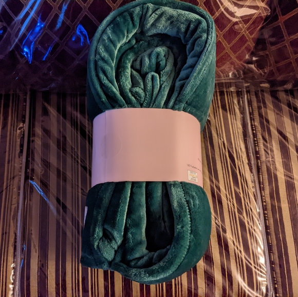 Kate Spade Queen Blanket, Green - Picture 3 of 7